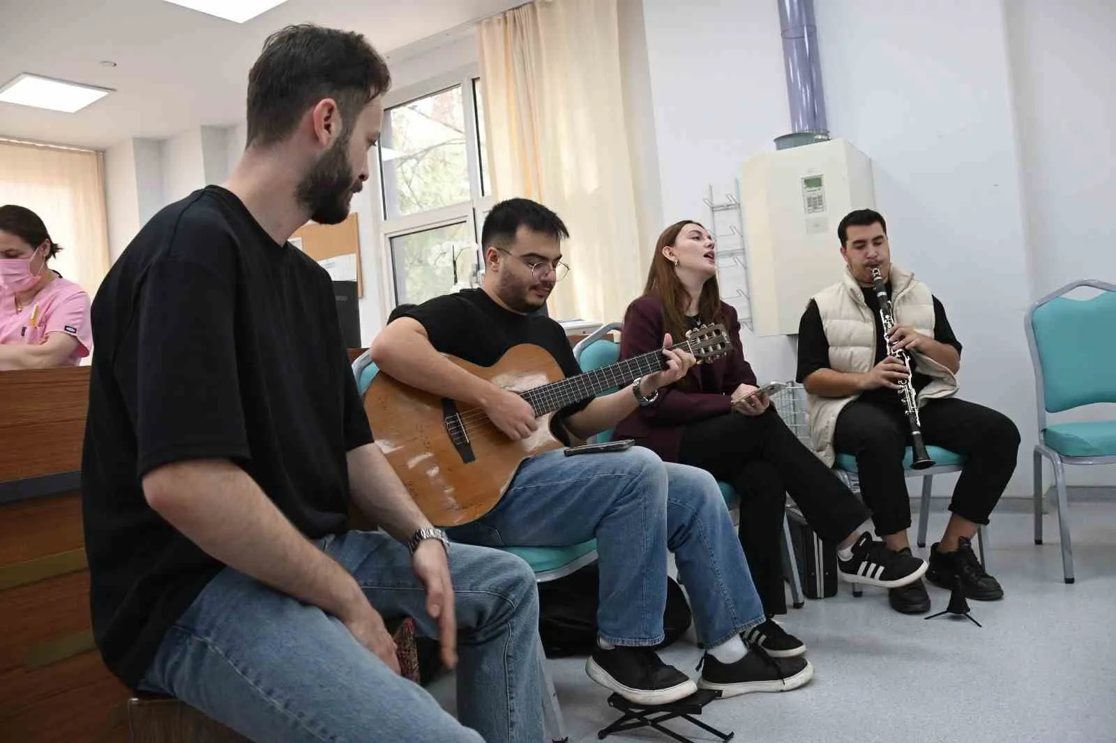 Kemoterapi salonunda neşeli dakikalar: Müzik ve dansla gelen moral desteği