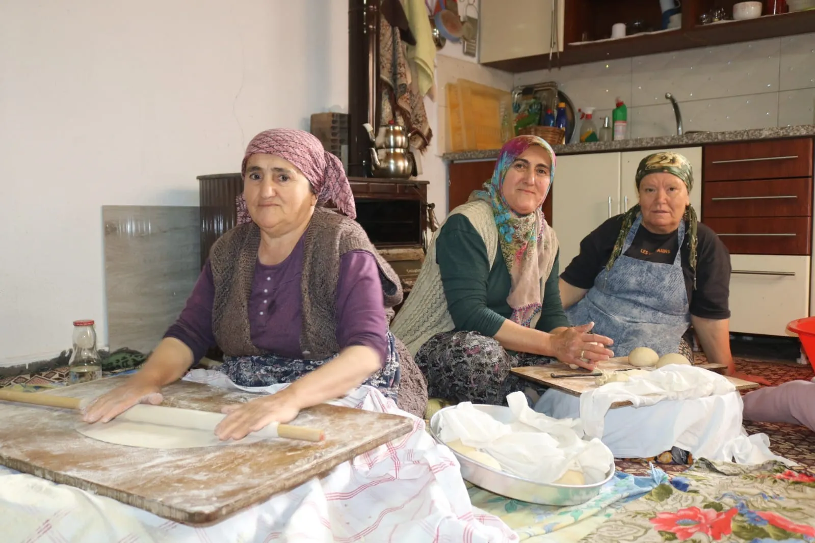 Çivril’de kış bereketi imeceyle geliyor: Komşular bir çuval undan sofraları donatıyor