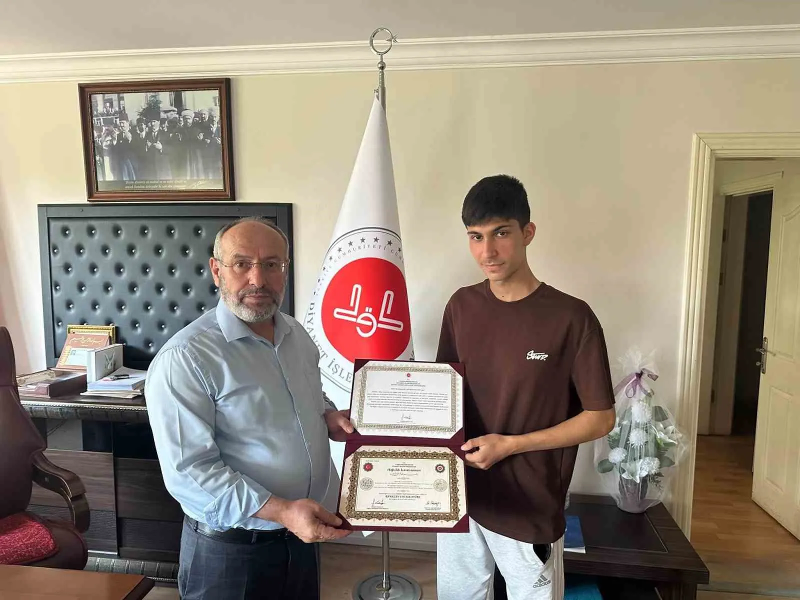 Salihli’de hafızlık heyecanı: Genç hafızlar belgelerini törenle aldı