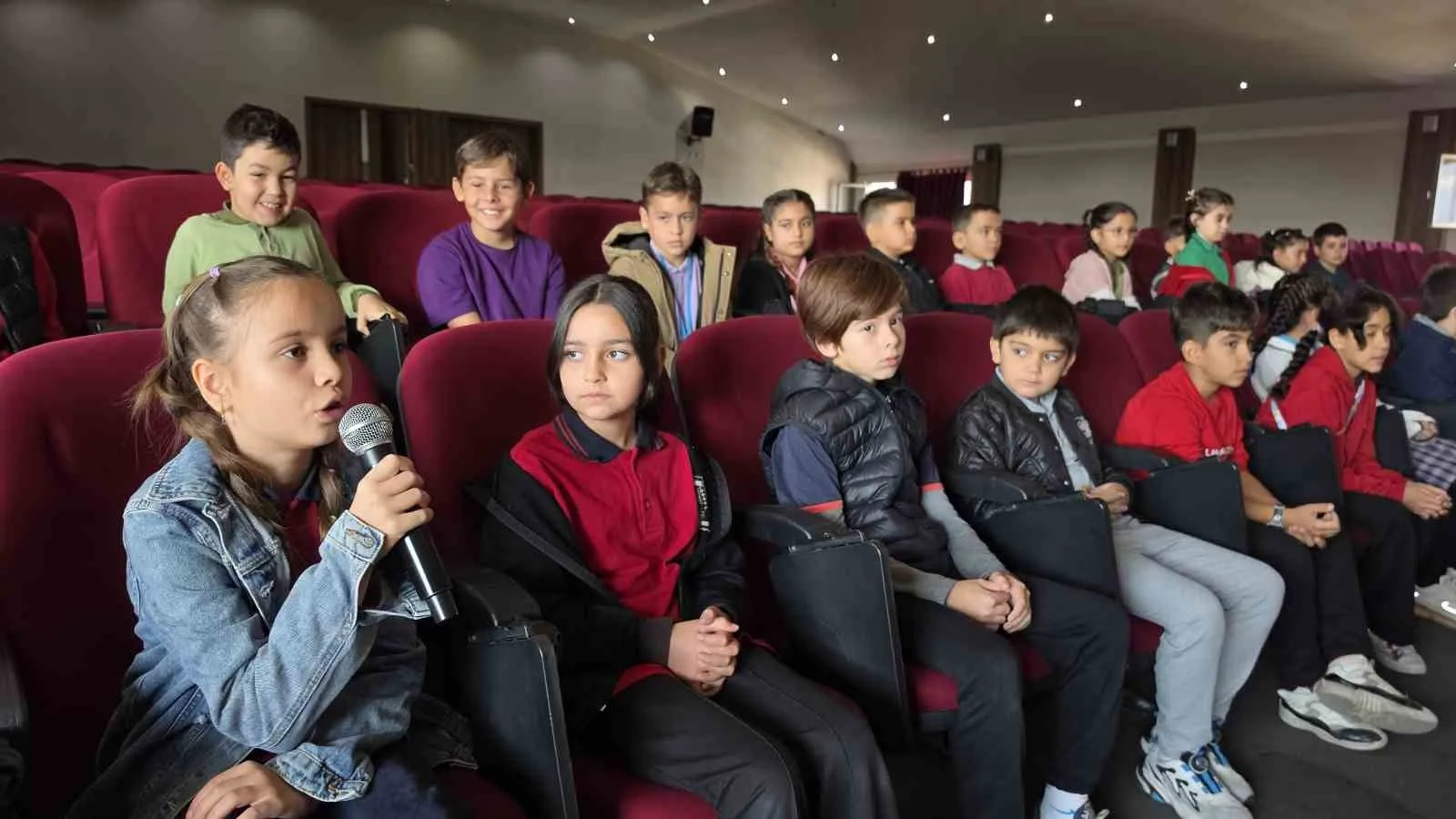 Nazilli’de eğitimde yeni dönem: Müdürler kürsüyü öğrencilere bıraktı