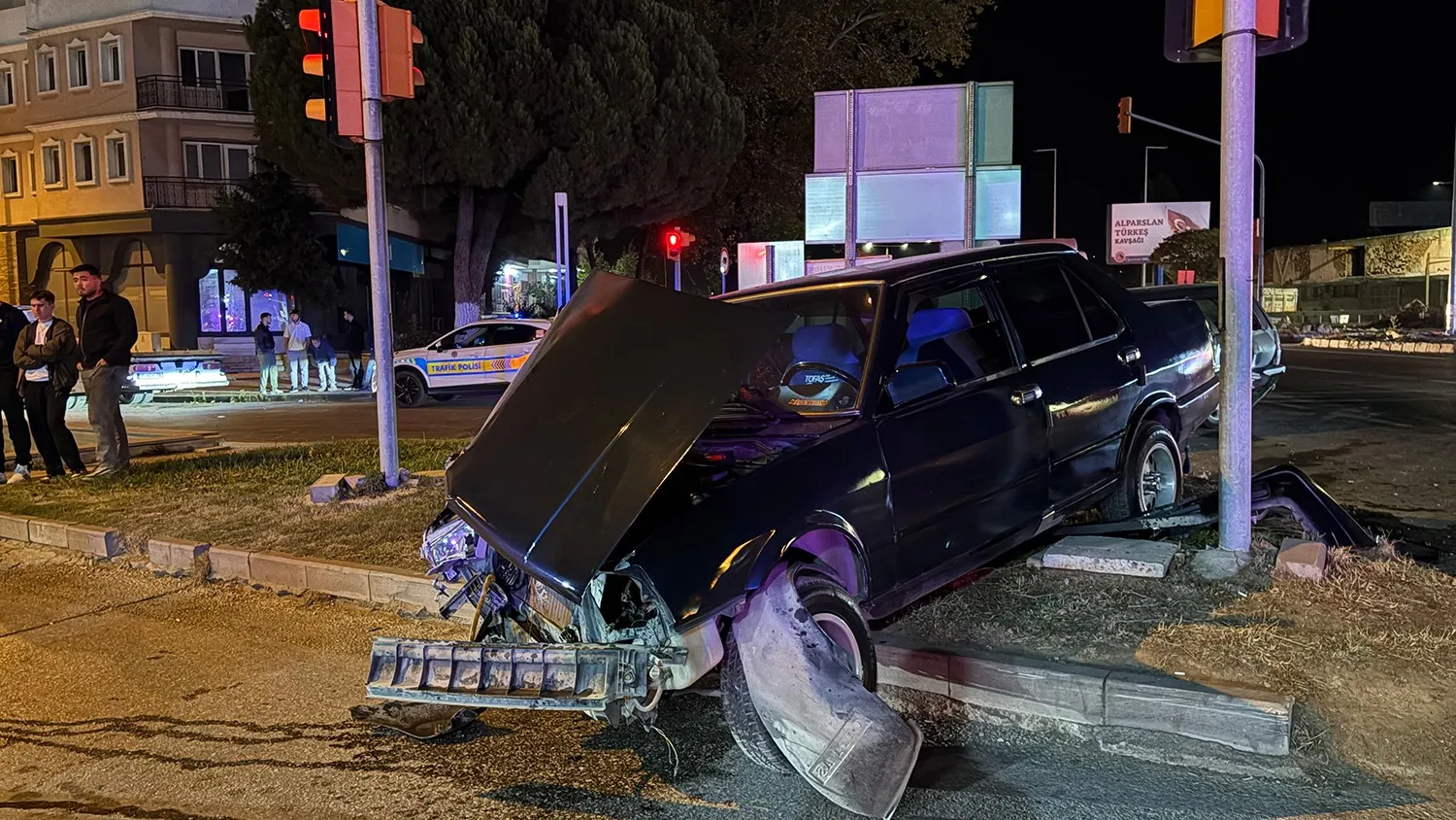 Kula’da gece yarısı korkutan çarpışma: Kavşakta can pazarı