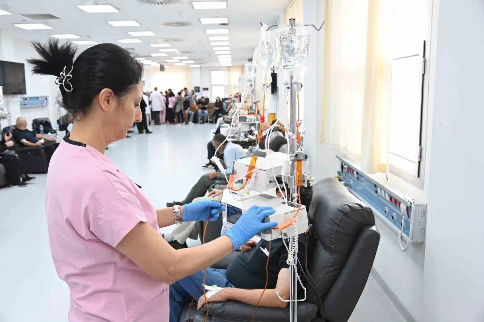 Kemoterapi salonunda neşeli dakikalar: Müzik ve dansla gelen moral desteği