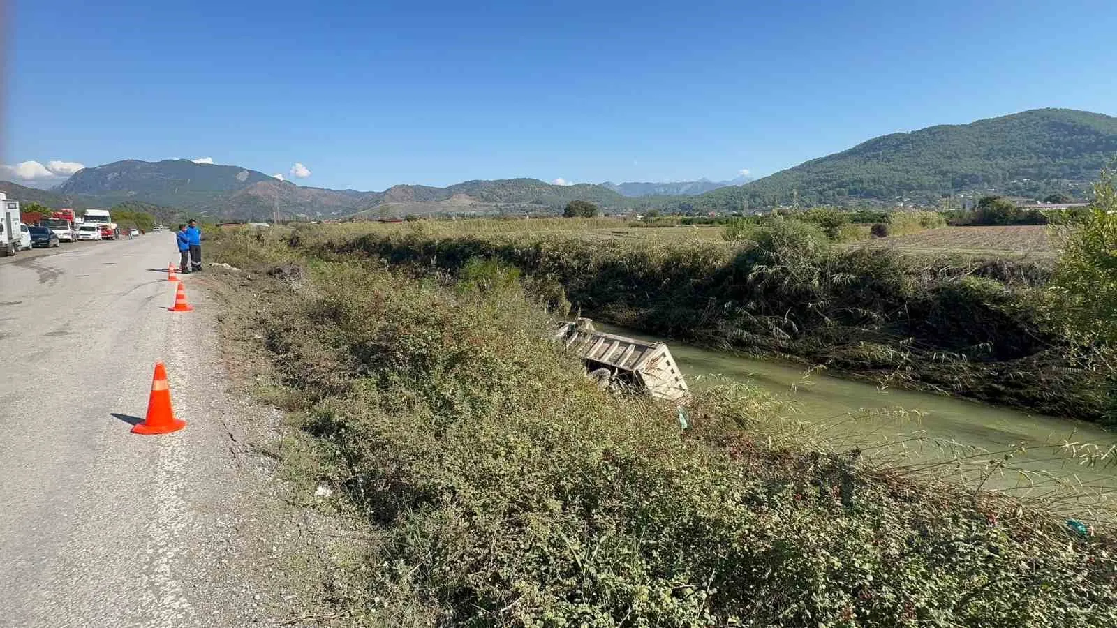 Dalaman'daki taşkın bölgesinde korkutan kaza: Islah çalışması yapan kamyon devrildi