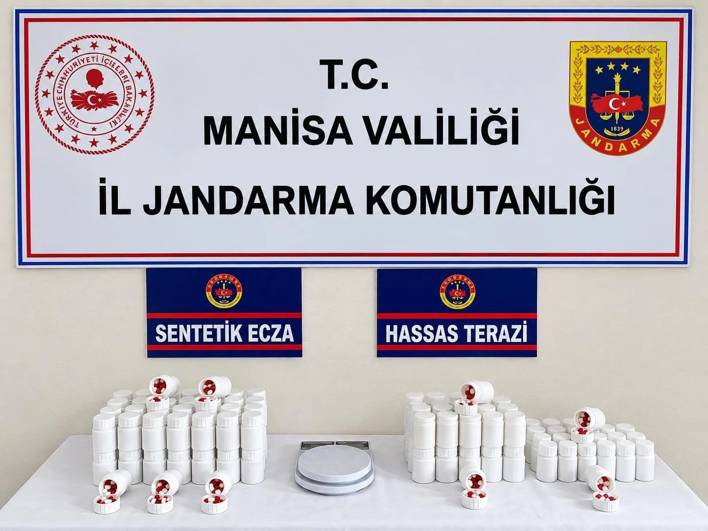 Manisa'da zehir tacirlerine jandarma kıskacı: 3 kişi cezaevine gönderildi