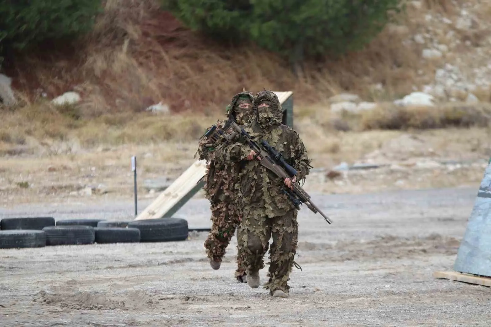 Foça'da dev buluşma: Keskin nişancıların gökyüzünden yere uzanan kusursuz performansı