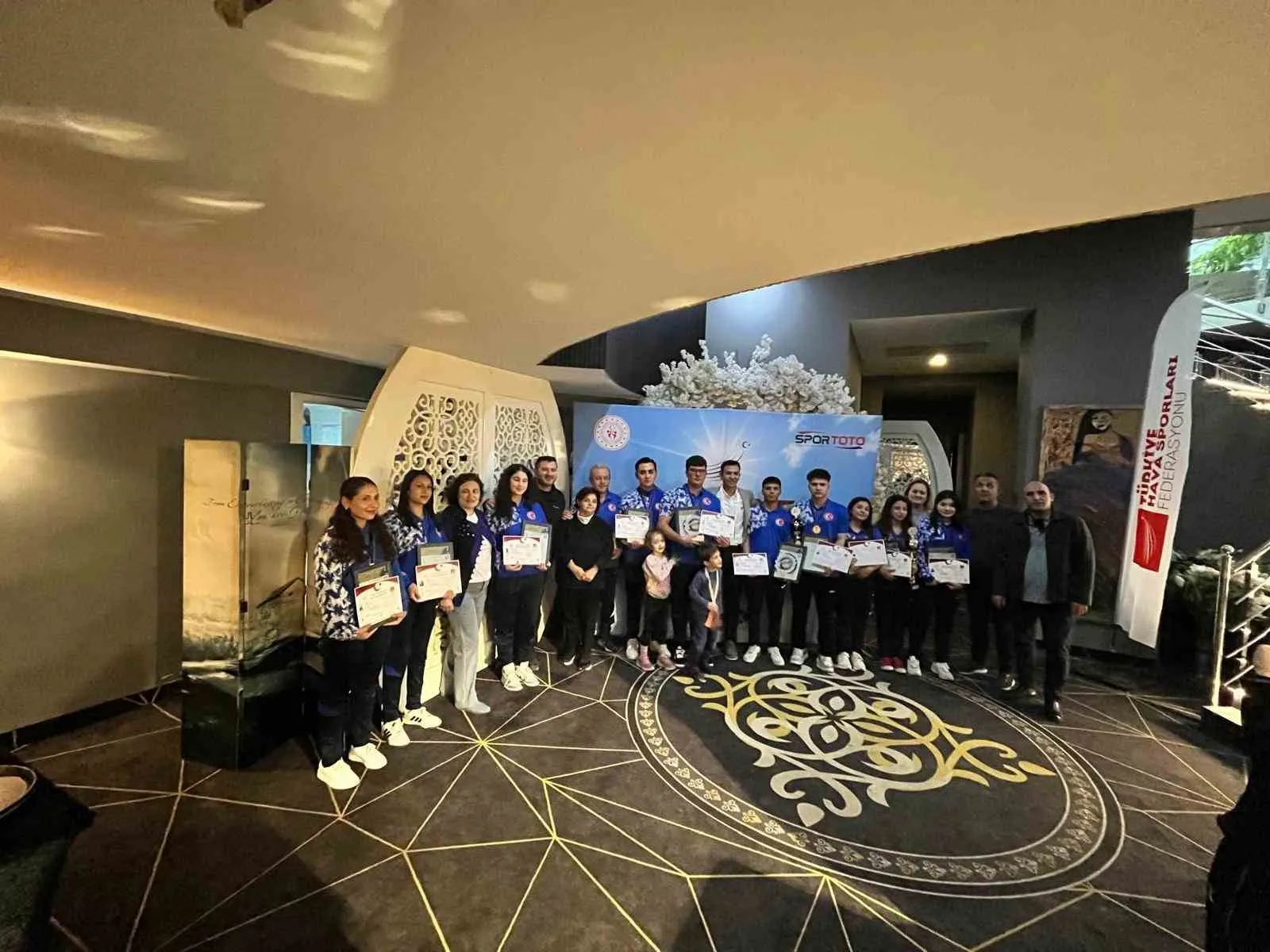 Alaşehirli gençler Avrupa semalarında tarih yazdı: 10 sporcuyla gelen dev başarı