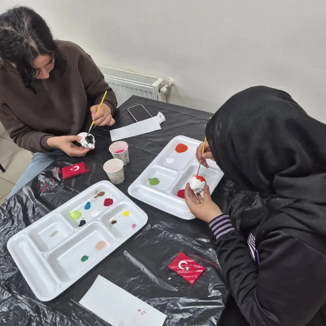 Muğla'da Cumhuriyet coşkusu fırça darbeleriyle seramiğe işlendi