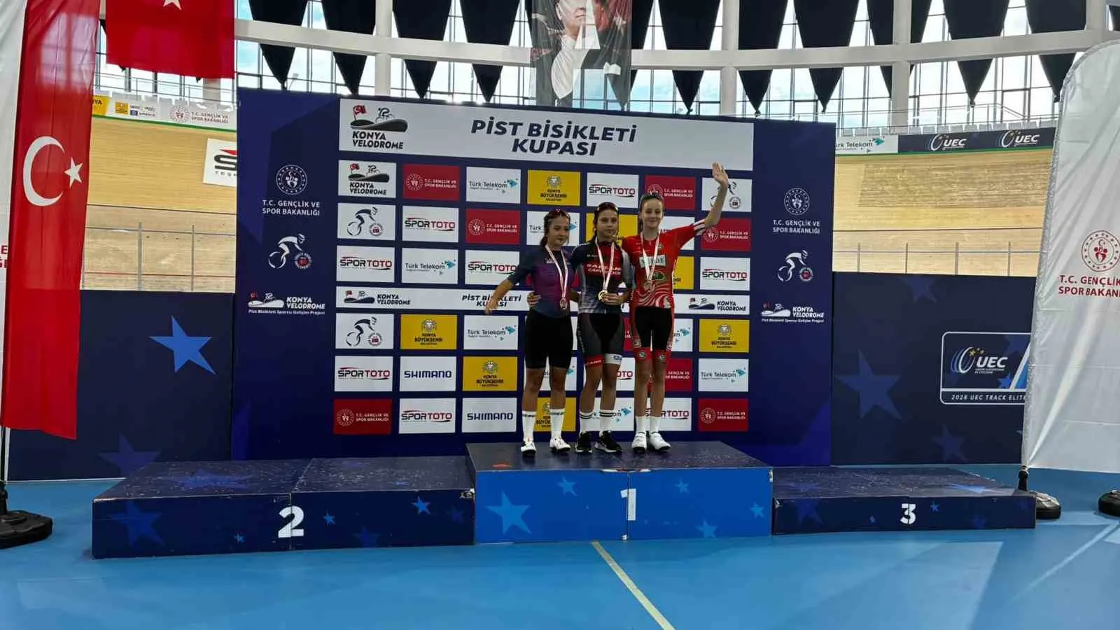 Akhisarlı genç pedallar Konya’da fırtına gibi esti: Madalyalarla döndüler