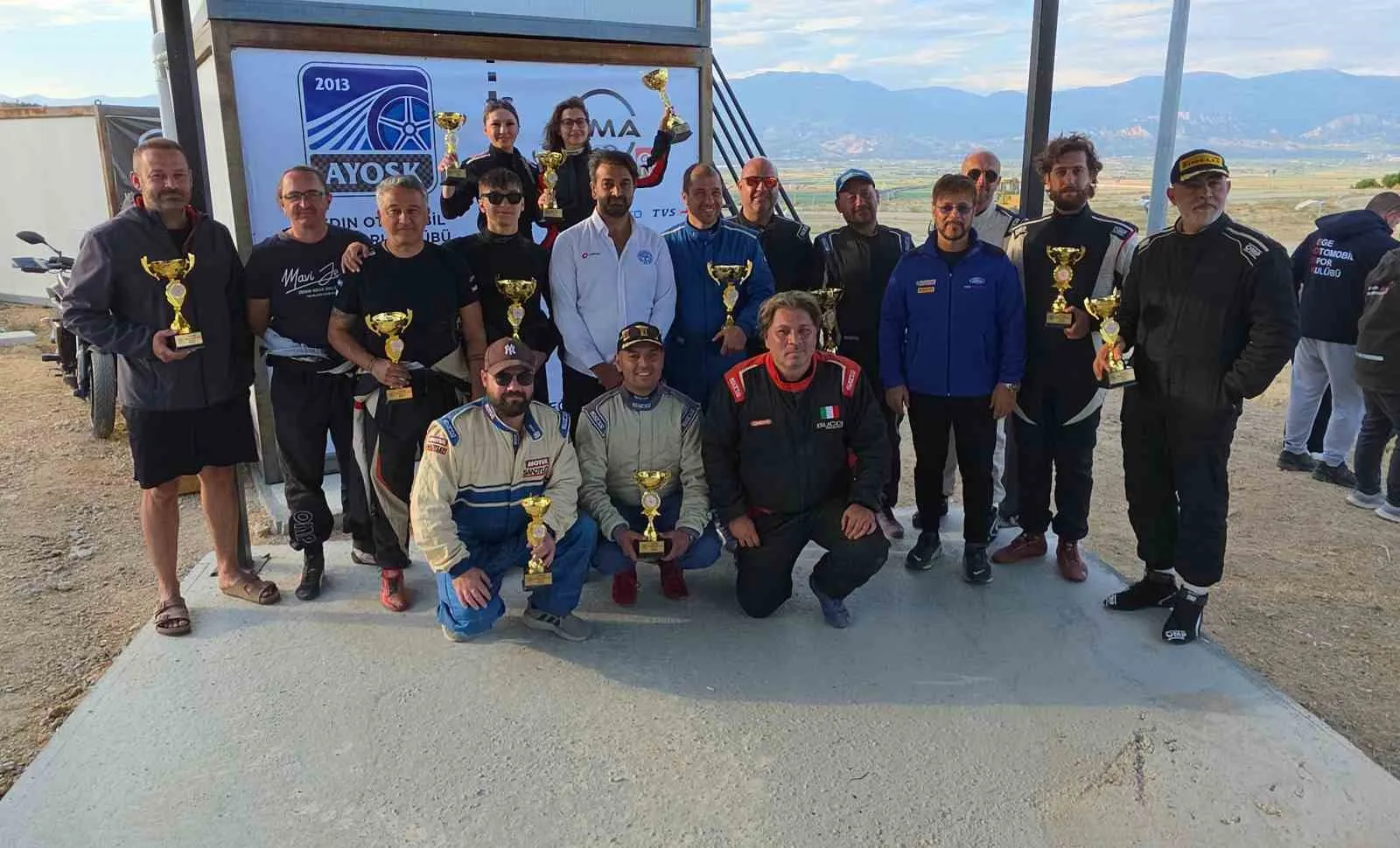 Yenipazar’da adrenalin tavan yaptı: Toprak pistin tozunu attırdılar