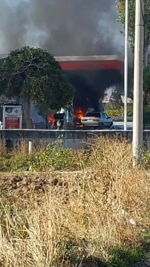 Kınık'ta akaryakıt istasyonunda saniyelerle yarış: Kontrolden çıkan araç faciaya ramak kala alev aldı