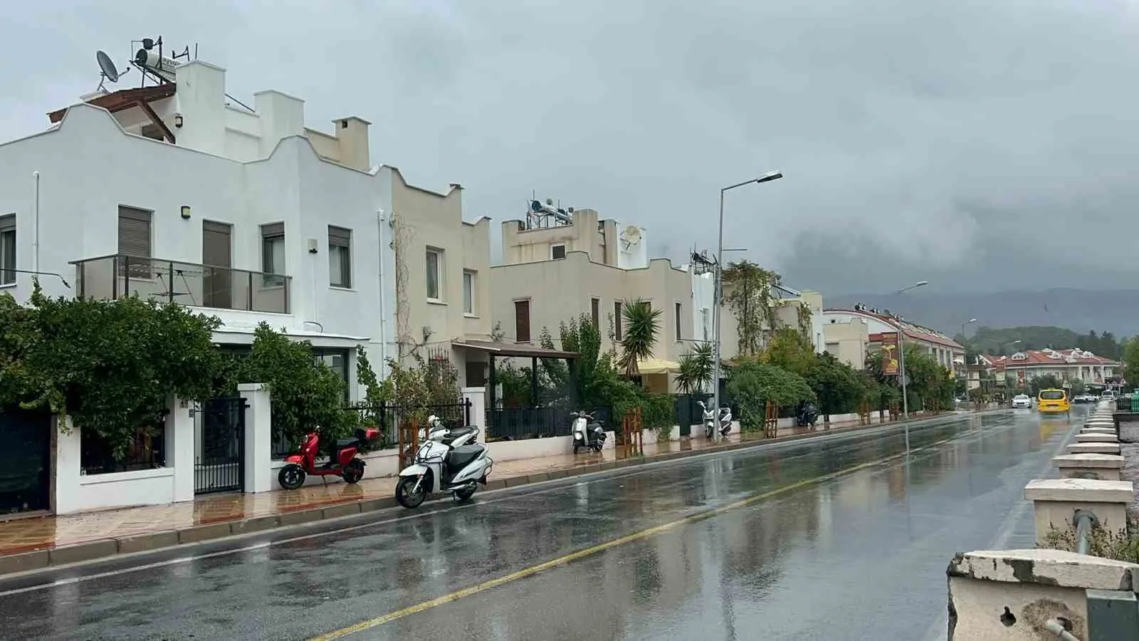Marmaris semalarında yağmur bereketi: Meteoroloji’den gelen uyarı gerçeğe dönüştü