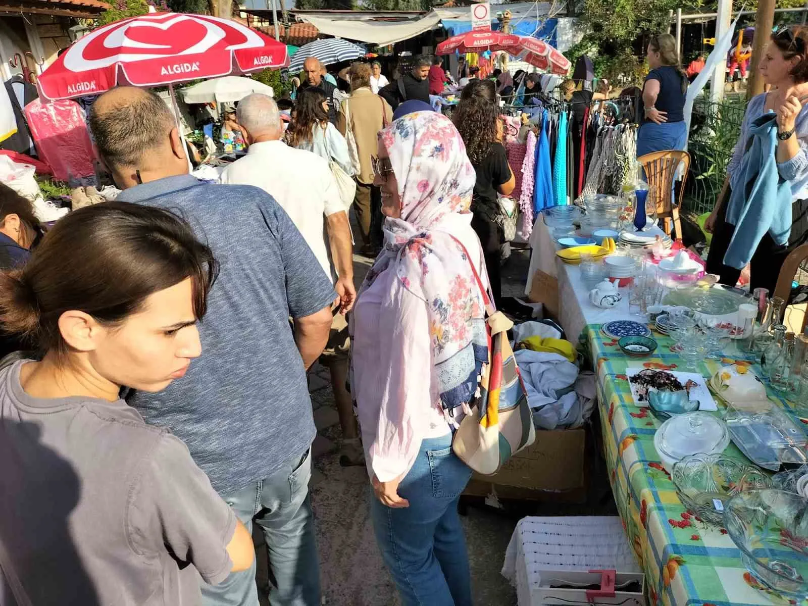 Köyceğiz’de ekonomi ve sosyal hayat iç içe: İkinci el pazarı kordonu doldurdu