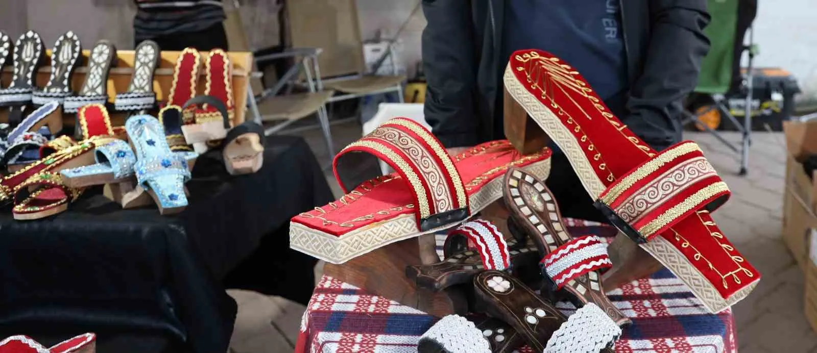 Hamamların tozlu raflarından moda dünyasına: Takunyalar yeniden başrolde