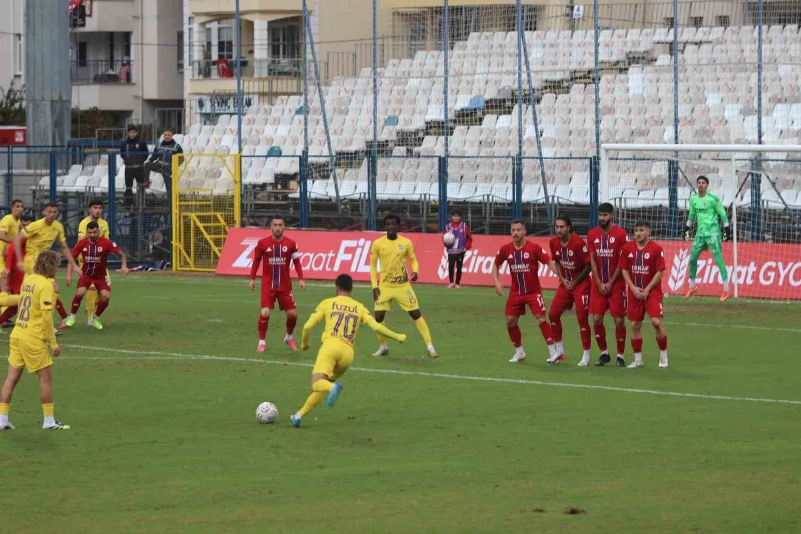 Fethiye'de kupa mesaisi yarıda kaldı: Sağanak futbolun önüne geçti