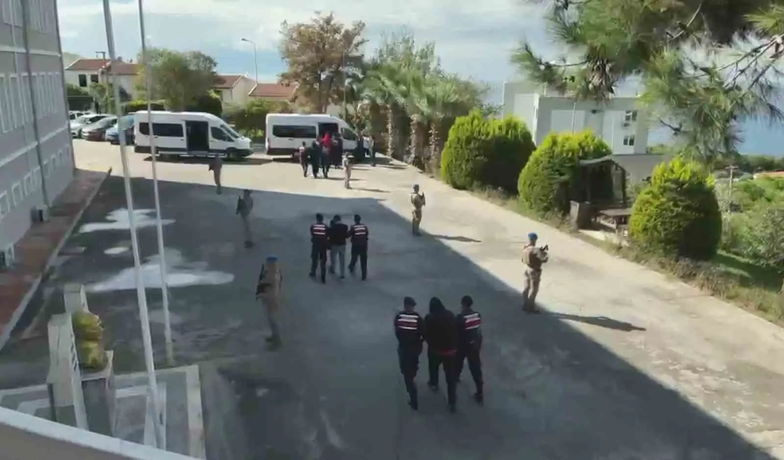 Kuşadası jandarmasından zehir tacirlerine nefes kesen baskın: 45 gözaltı