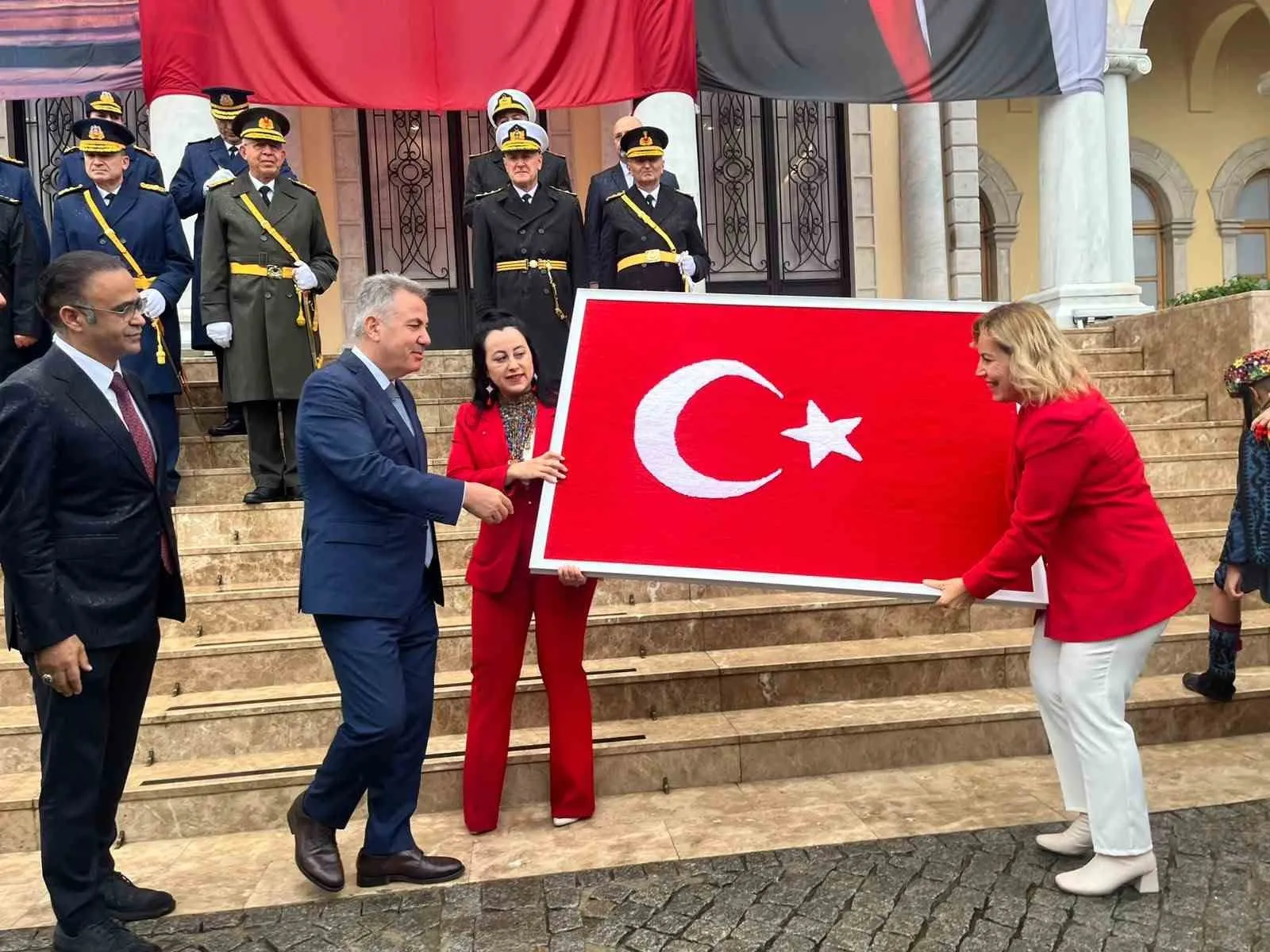 İzmir'in kalbinde dokunan Cumhuriyet mirası: Şanlı bayrak teslim töreniyle taçlandı