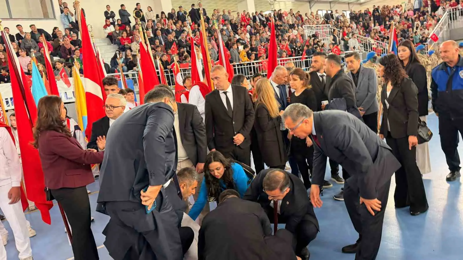 Cumhuriyet töreninde korku dolu anlar: Fenalaşan öğrenciye vekillerden anında müdahale