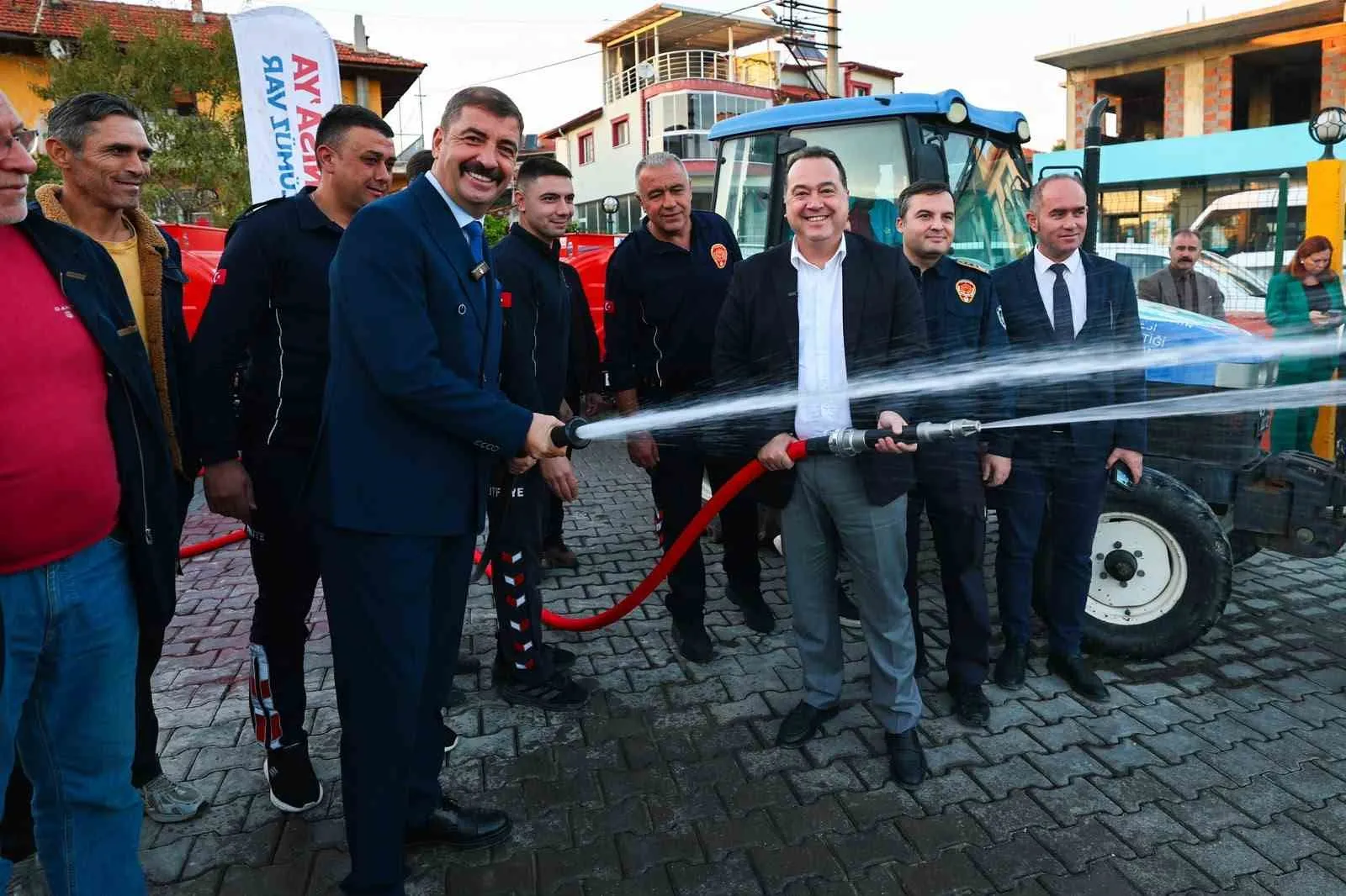 Kula’da alevlere karşı traktörlü önlem: 4 mahalleye kritik destek