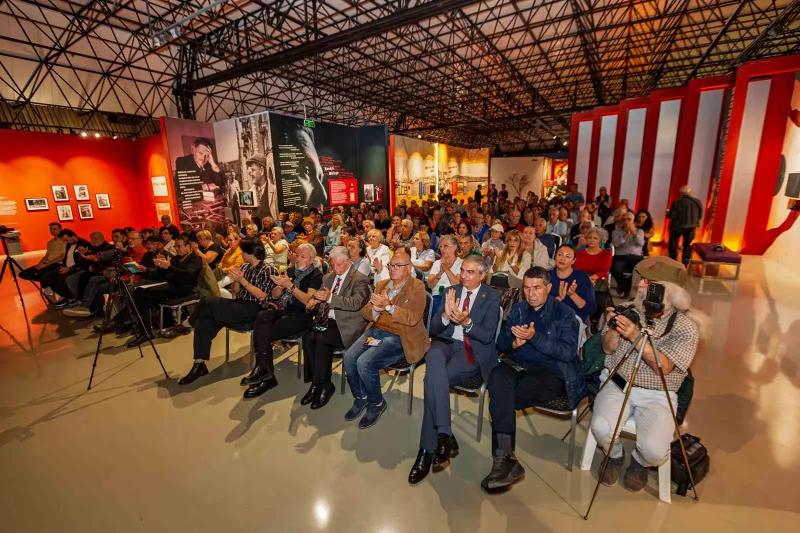 İzmir'de destansı bir yolculuk: Nâzım Hikmet’in dizeleri Atlas Pavyonu’nda hayat buldu