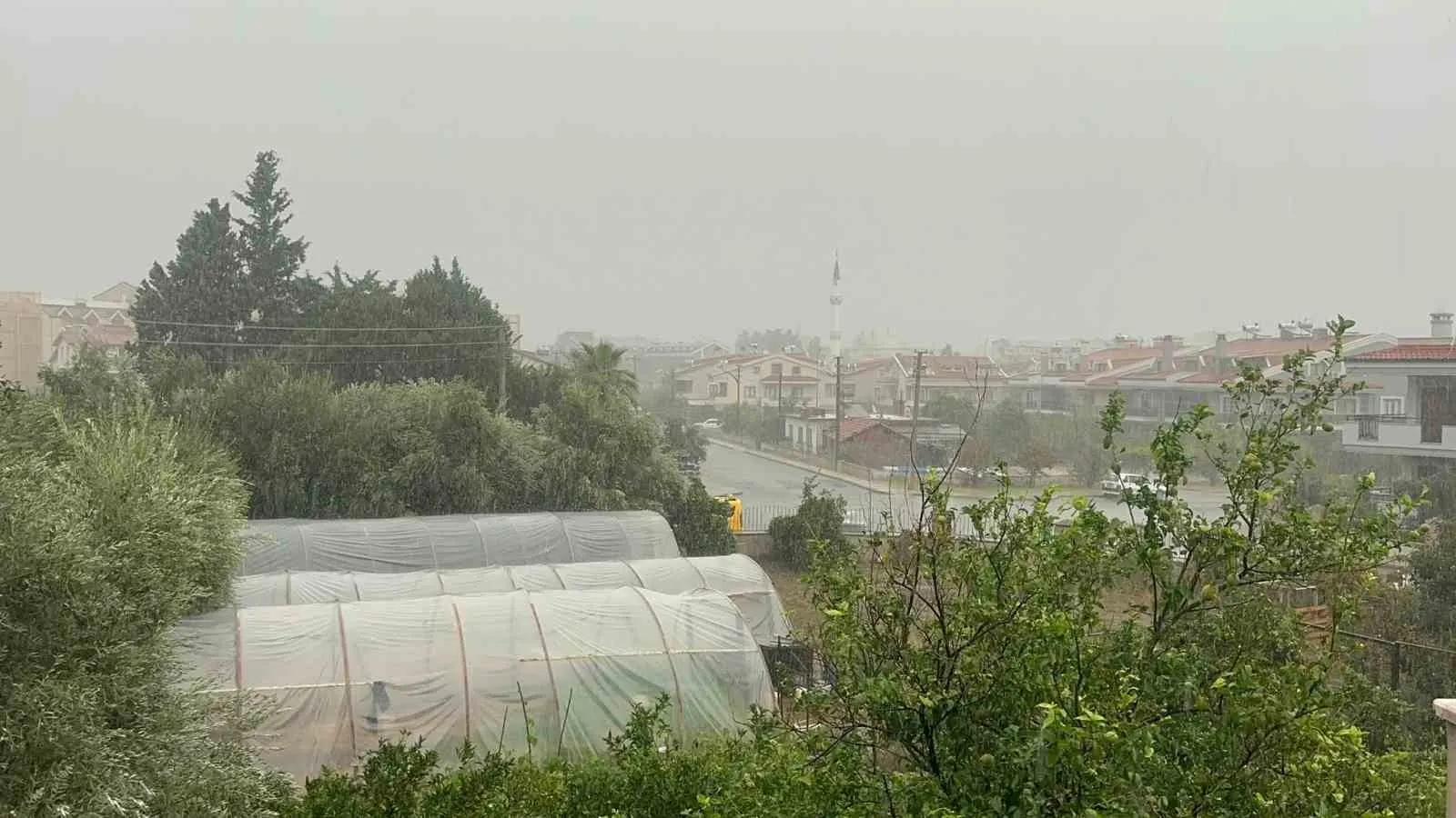 Marmaris semalarında yağmur bereketi: Meteoroloji’den gelen uyarı gerçeğe dönüştü