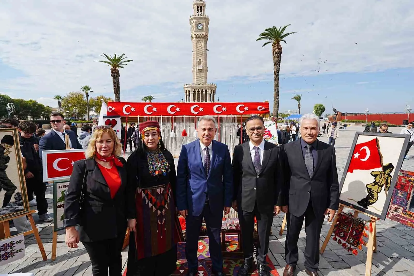 İzmir meydanında Cumhuriyet nöbeti: Bayrağımız el birliğiyle dokunuyor