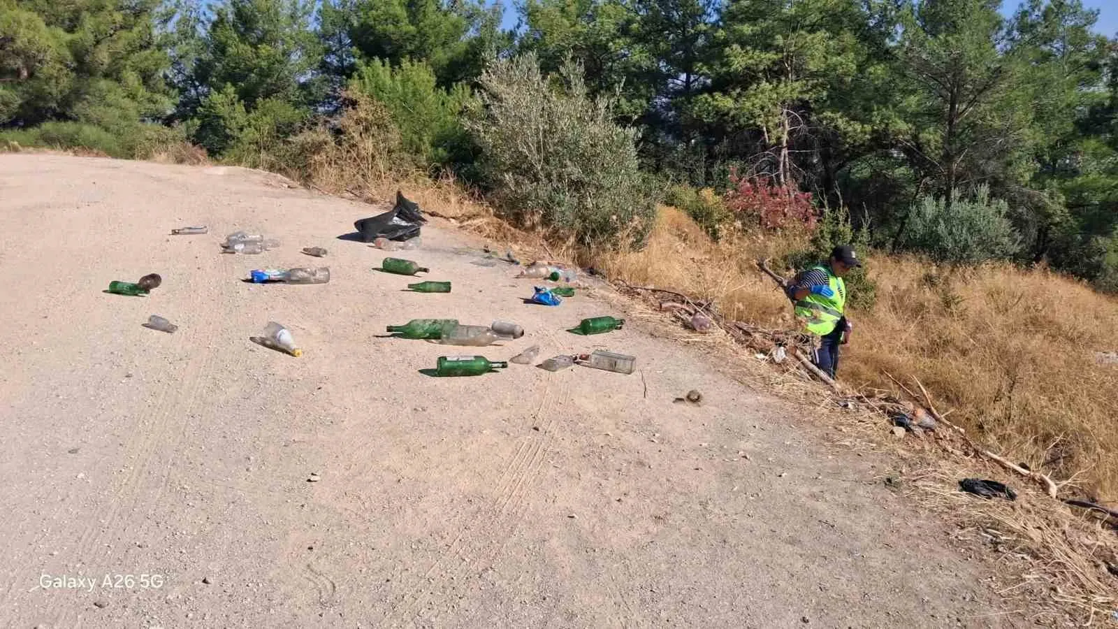 Manisa'da orman temizliği: Çöp kutusuna rağmen doğayı kirletenlere tepki