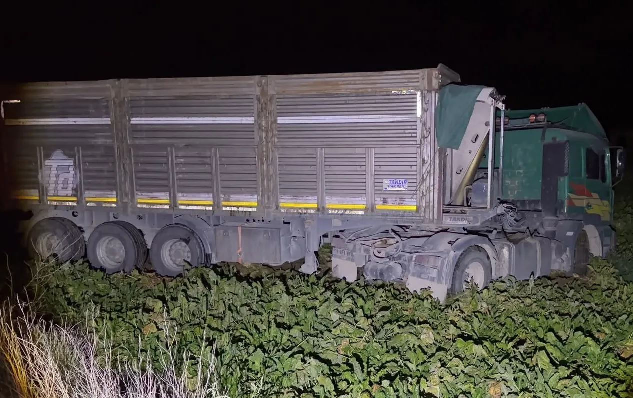 Afyonkarahisar'da trafik dehşeti: Tır tarlaya uçtu, otomobil hurdaya döndü