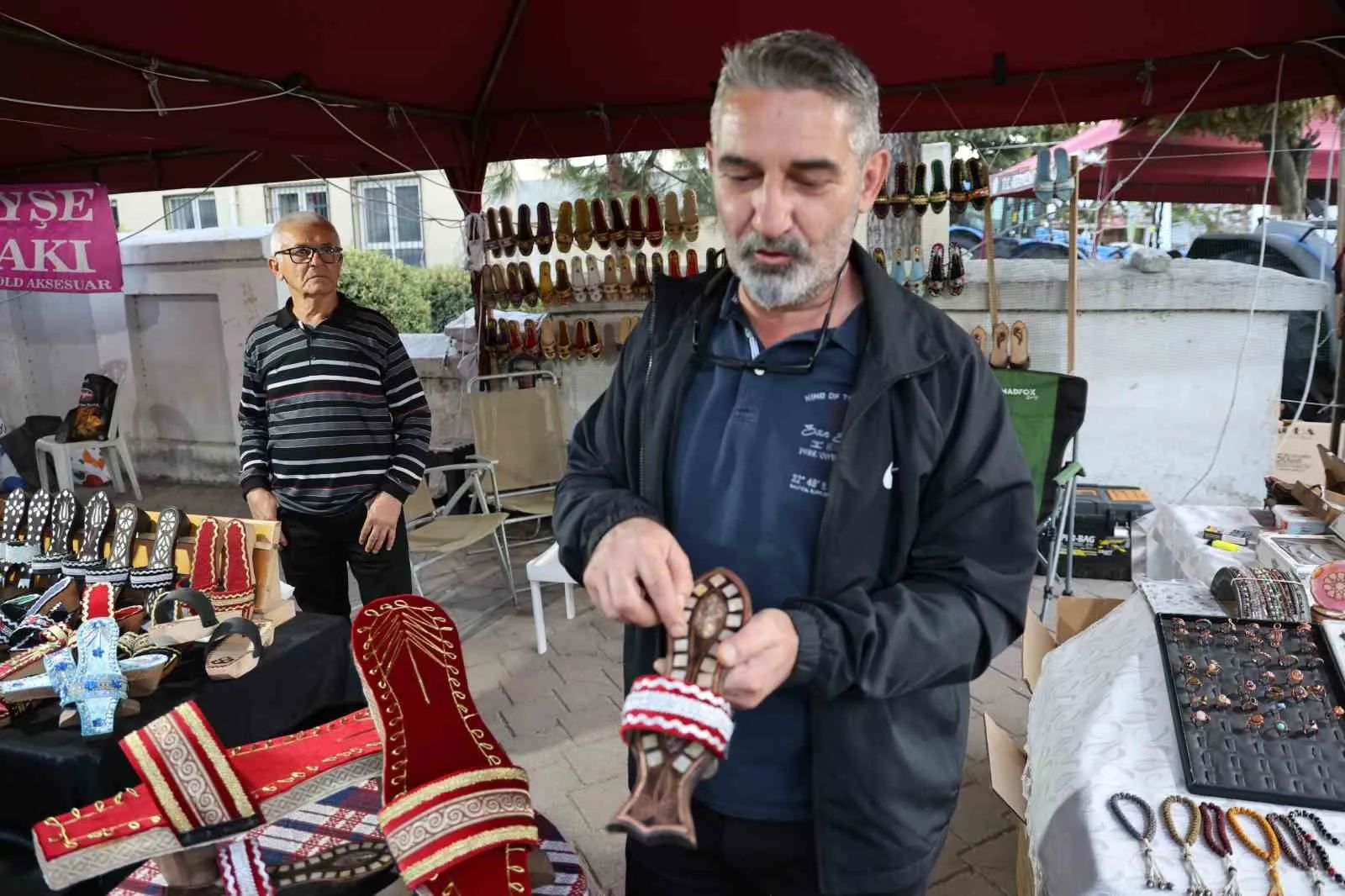 Hamamların tozlu raflarından moda dünyasına: Takunyalar yeniden başrolde