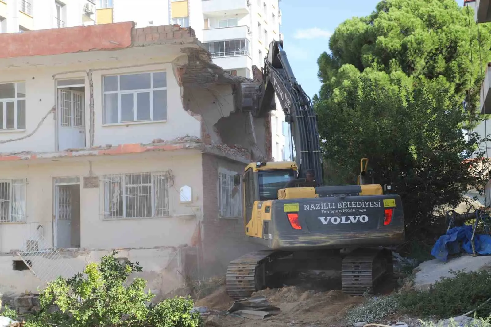 Nazilli'de sürücülerin korkulu rüyası sona erdi: O bina artık tarih oldu