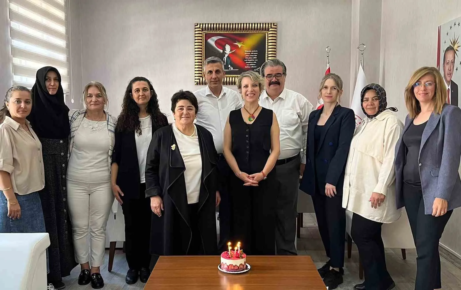 Yarım asra yaklaşan kariyerine Manisa’da veda etti: Emeklilik pastasıyla yeni yaşını kutladı