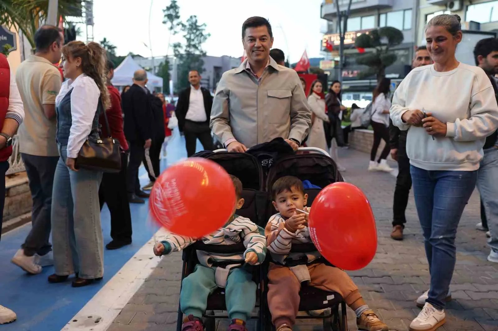Marmaris’te Cumhuriyet bereketi: Kordon’da dev sofra kuruldu