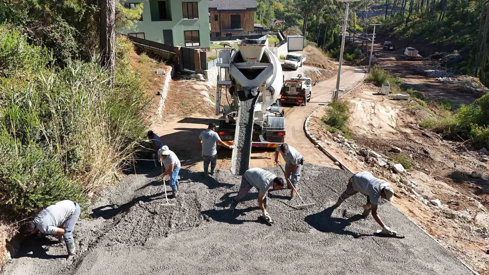 Marmaris’te ulaşım seferberliği: Zorlu arazilerde beton yol ve sathi kaplama dönemi