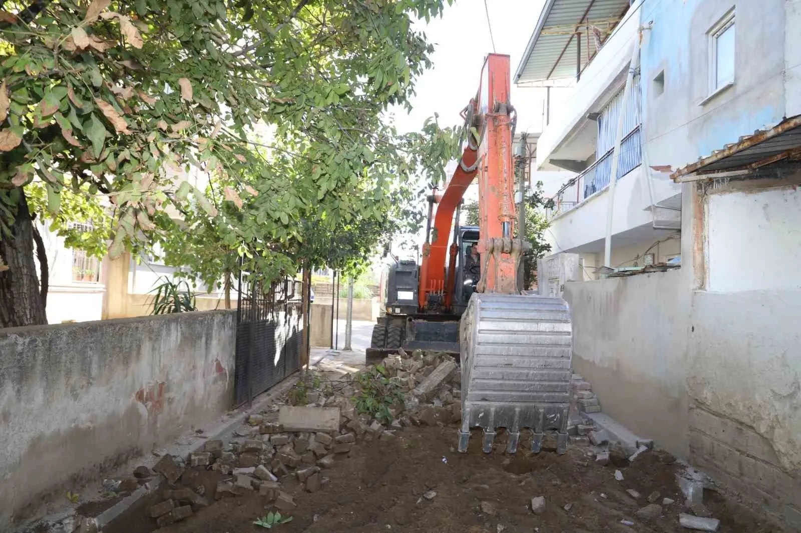 Nazilli'de kronikleşen yol sorununa neşter: Yeşil Mahalle'de hummalı çalışma