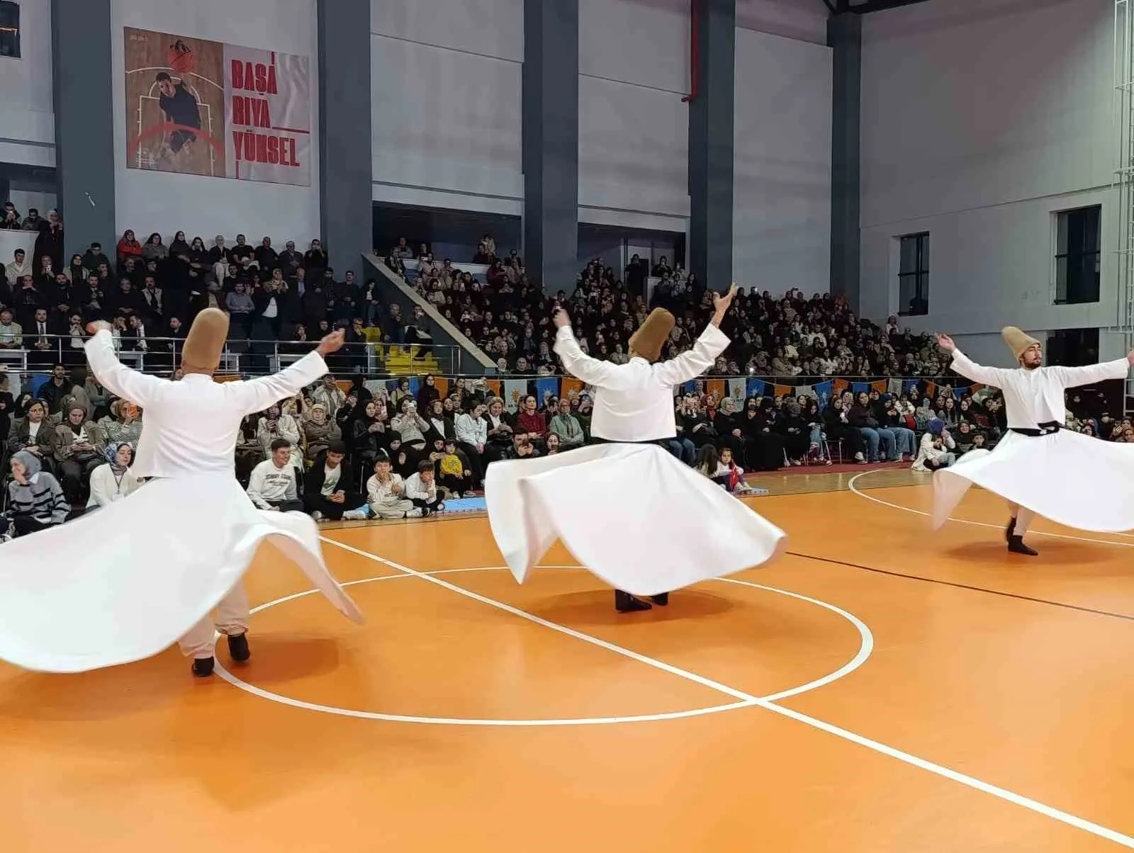 Salihli'de kültür şöleni: Spor salonu doldu taştı, vatandaşlar yere oturdu
