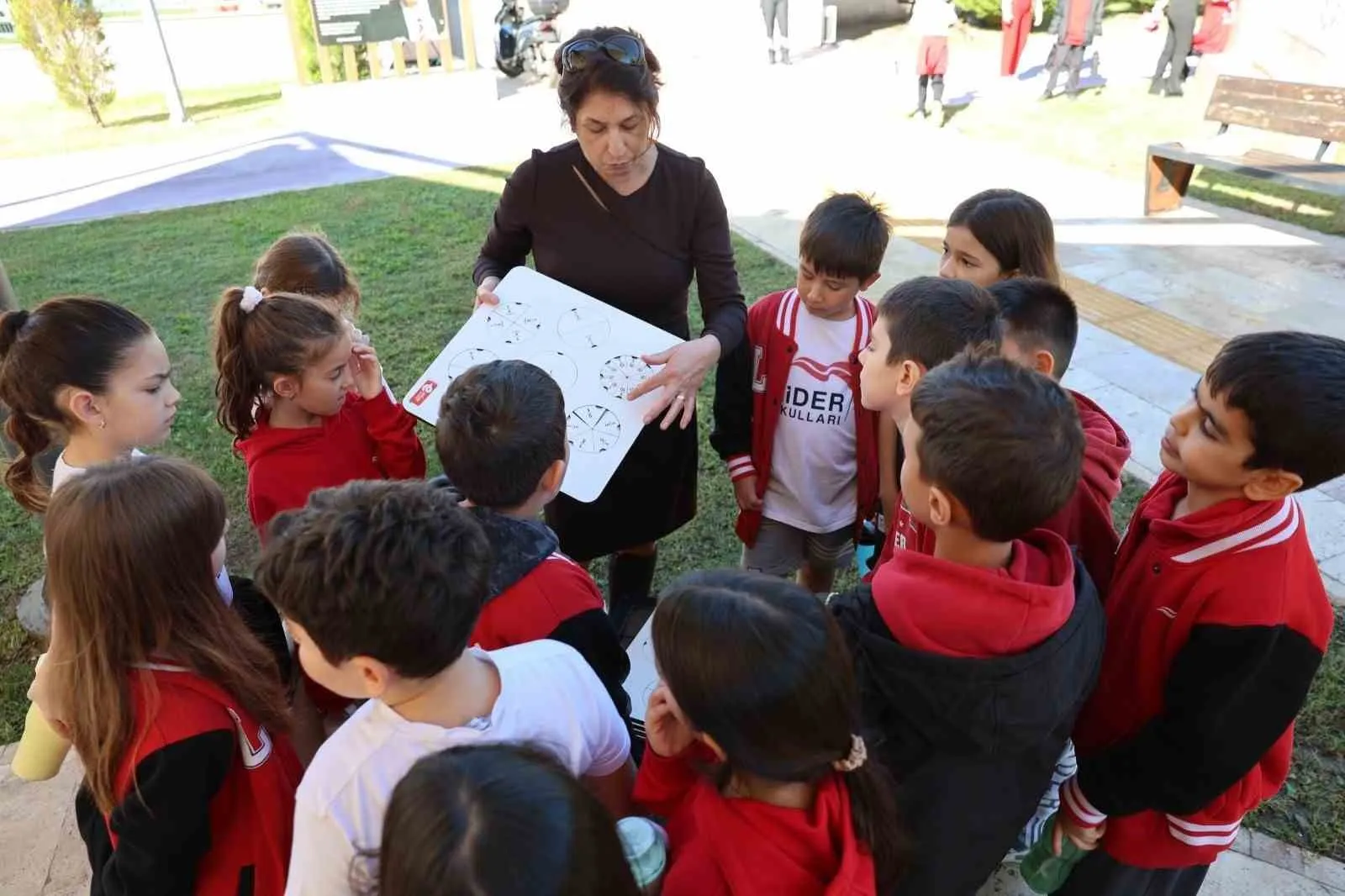 Minik beyinler Cumhuriyet coşkusuyla bilim dünyasına adım attı