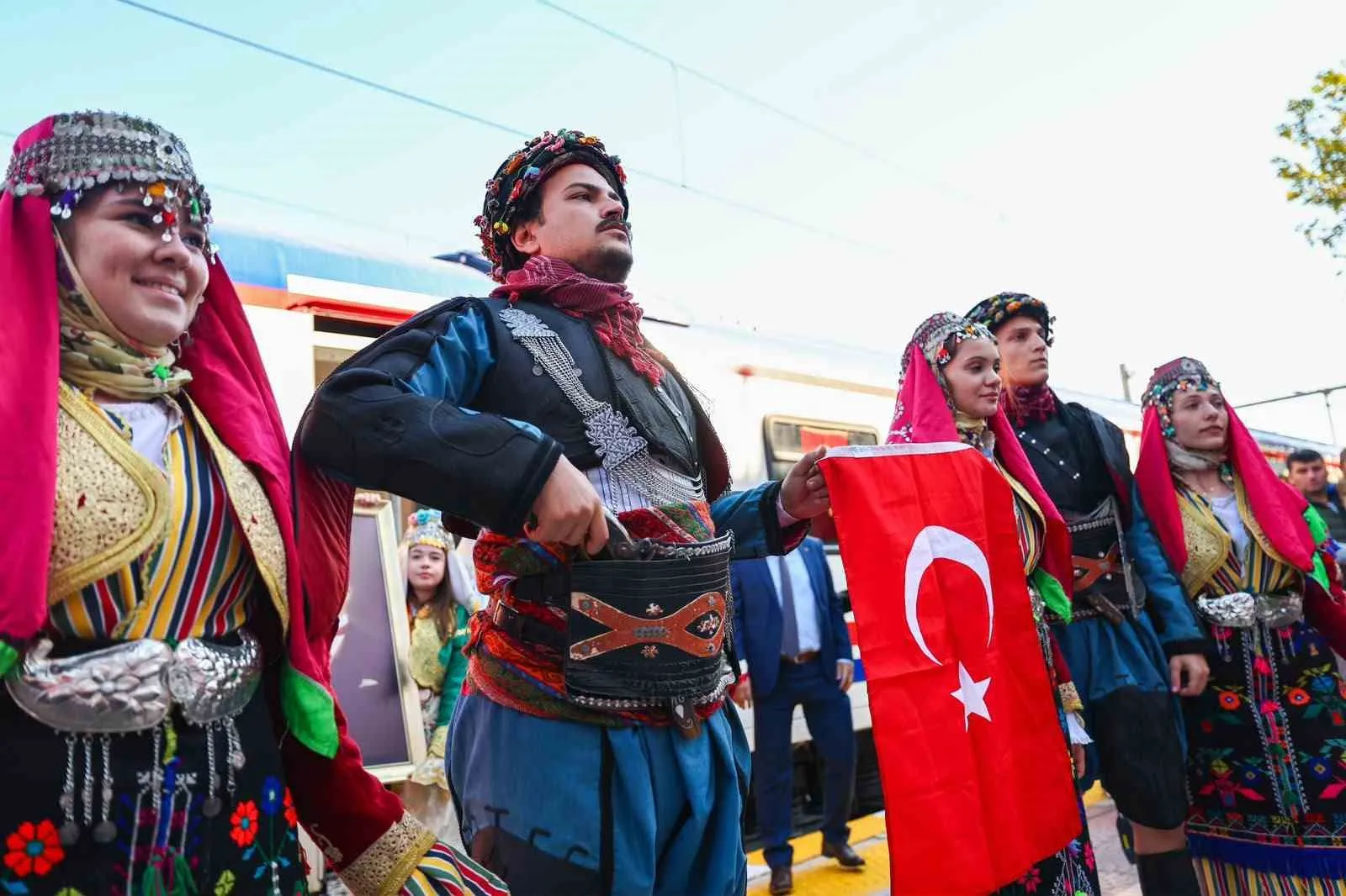 Manisa’da 101 yıllık hatıra: Ata’nın şehre gelişi coşkuyla kutlandı