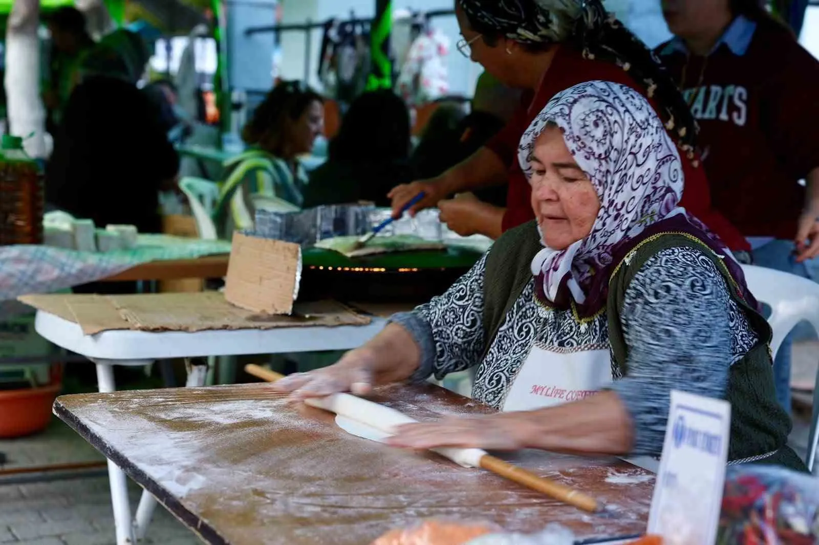 Didim’de bereketli hasat coşkusu: Kadınların traktörlü korteji şenliğe damga vurdu