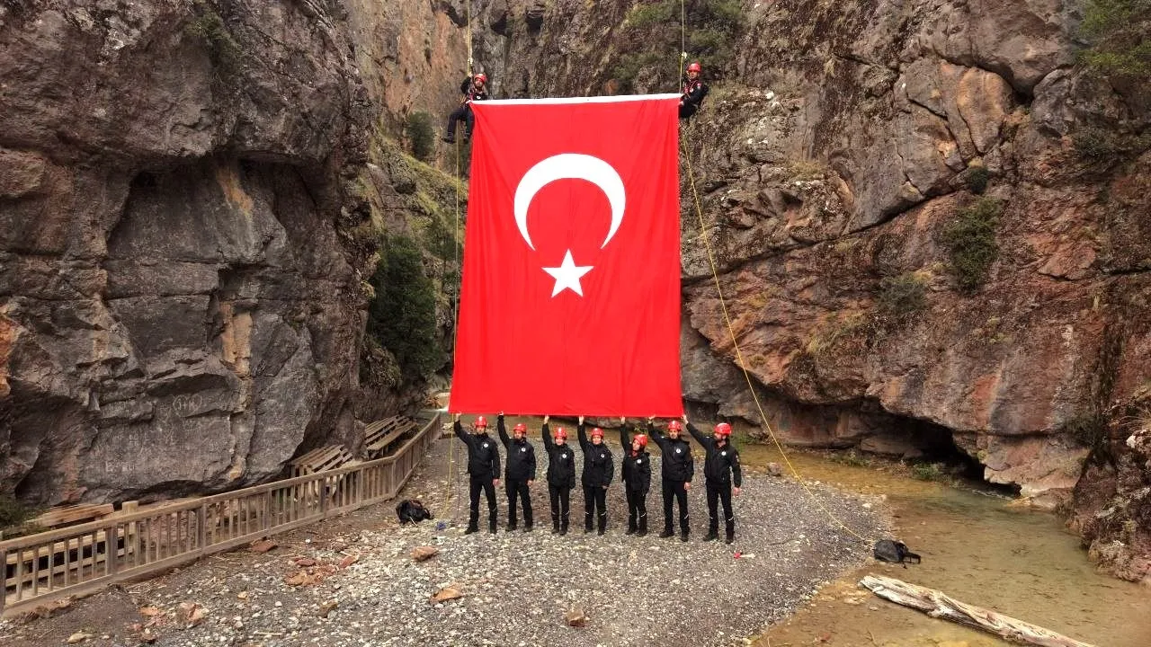 Acıpayam'ın sarp yamaçlarında Cumhuriyet coşkusu: Dev bayrak gökyüzüyle buluştu