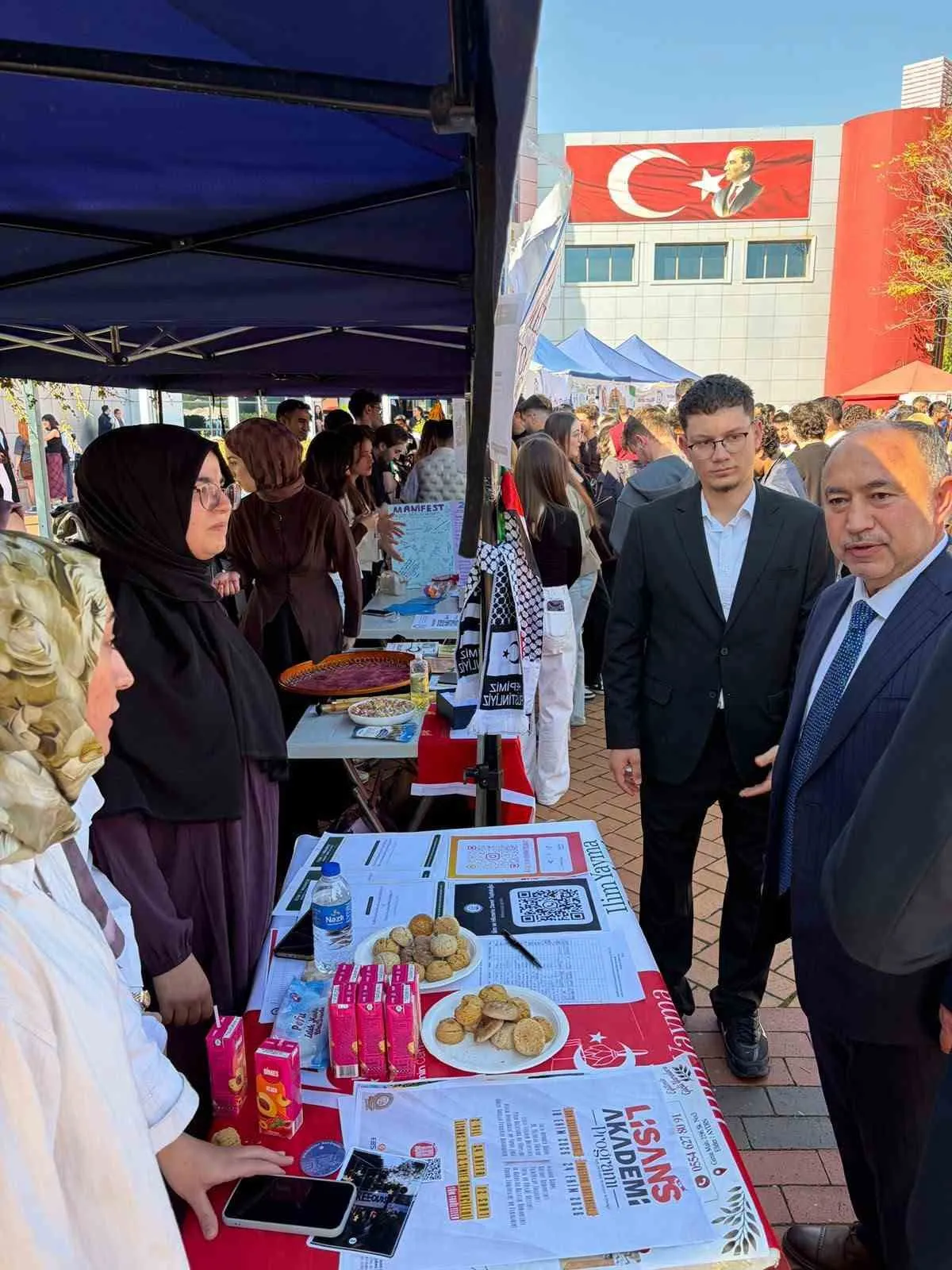 Üniversiteli gençlerin yeni rotası: Müftülük stantlarına yoğun ilgi