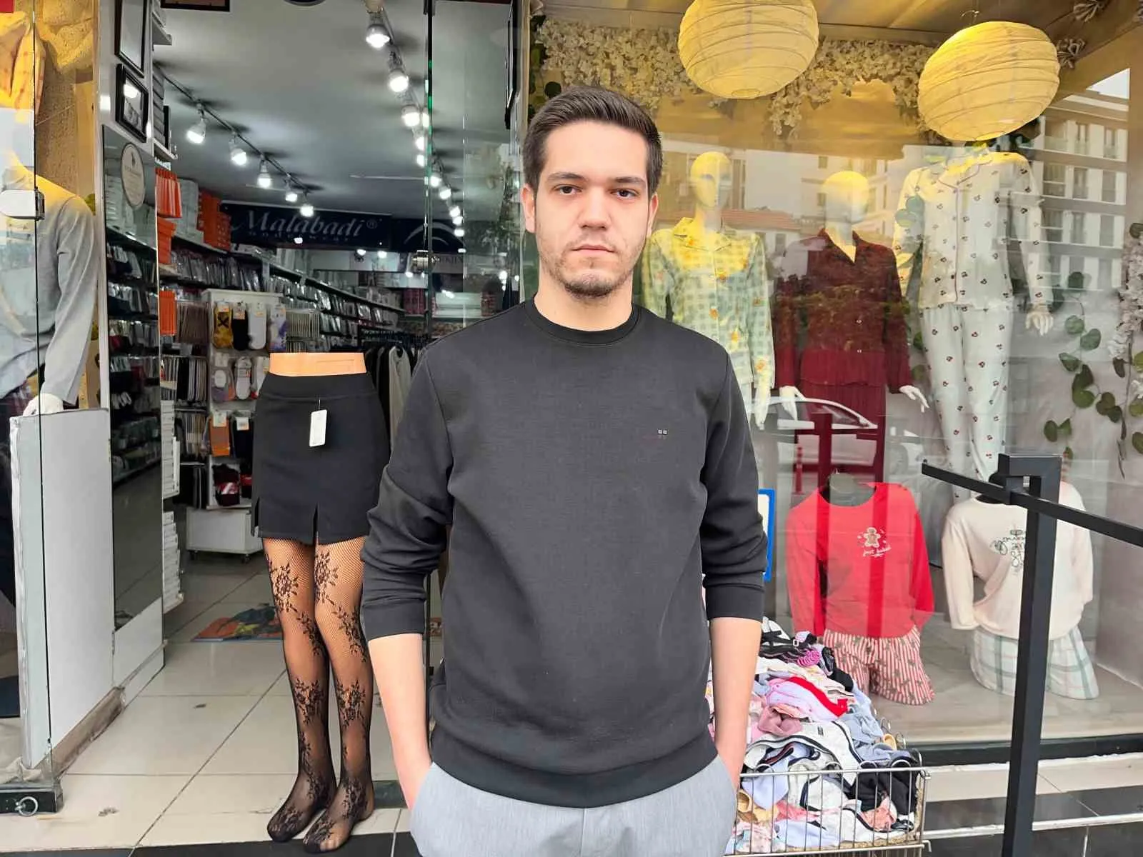 İzmir’de hafta sonu paniği: Caddede kontrolden çıkan araç dükkana daldı