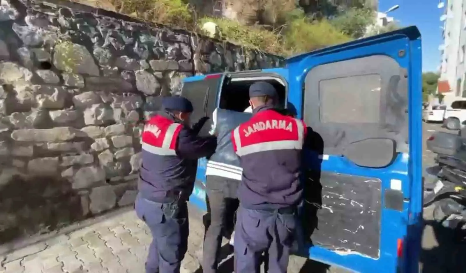 Kuşadası jandarmasından zehir tacirlerine nefes kesen baskın: 45 gözaltı