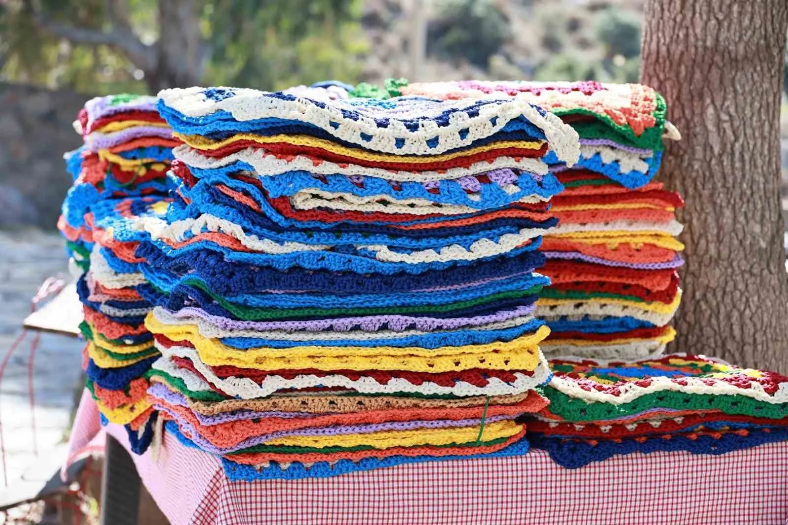 Bodrum sokaklarında estetik dokunuş: Plastik gölgelikler yerini el emeği örgülere bırakıyor