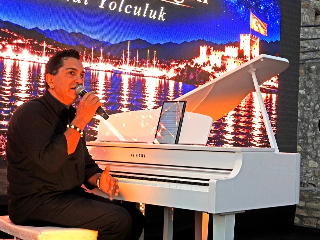 Çeşme’nin tarihsel dokusu notalara döküldü: Mustafa Boran Durgun’dan büyüleyici performans