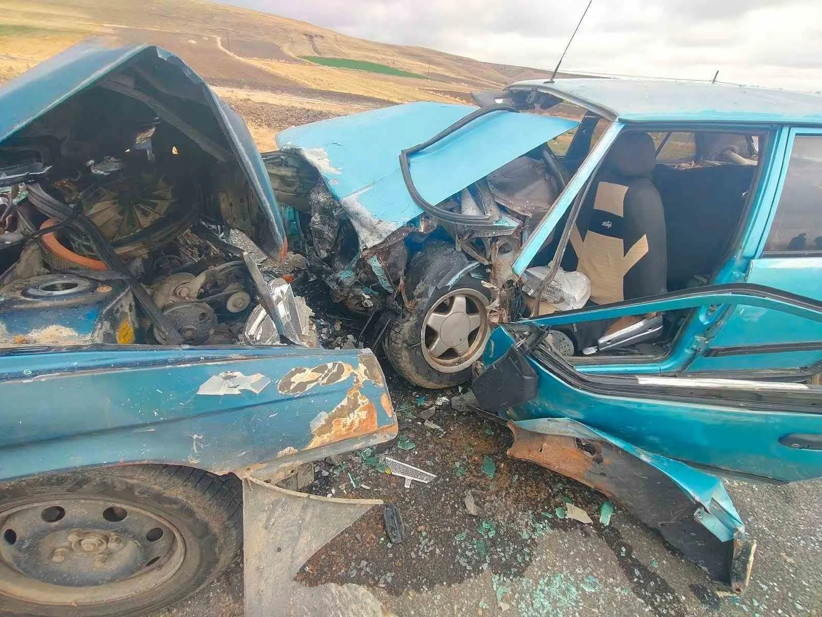 Afyonkarahisar'da trafik kazası: İki otomobil çarpıştı, beş kişi hastanelik oldu
