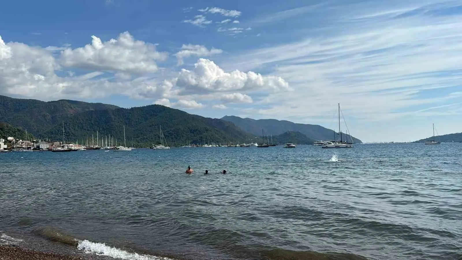 Marmaris'te takvimler ekimi gösterse de yaz bitmedi: Sahiller turistlerle doldu