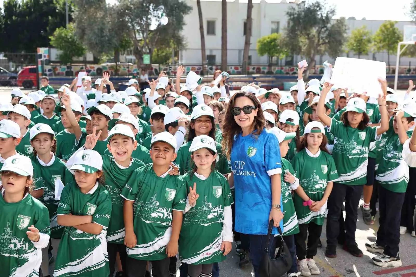 Bodrum FK’dan okullara yeşil beyazlı çıkarma: Miniklerin heyecanı görülmeye değerdi