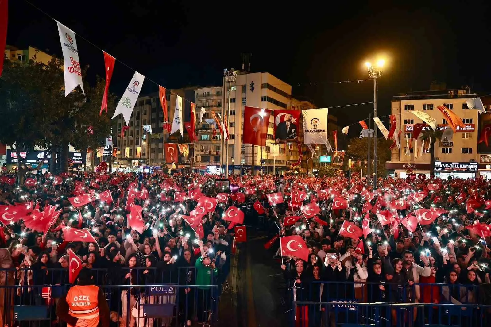 Denizli’de Cumhuriyet ateşi meydanları aydınlattı: 103. yıl coşkusu zirveye taşındı