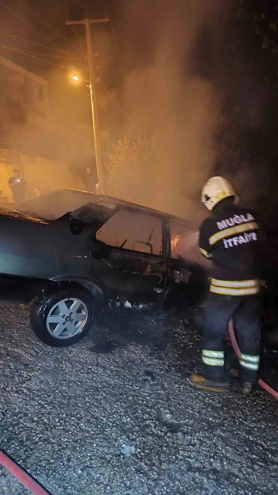 Bodrum'da korkutan kaza: Kontrolden çıkan otomobil alev topuna döndü