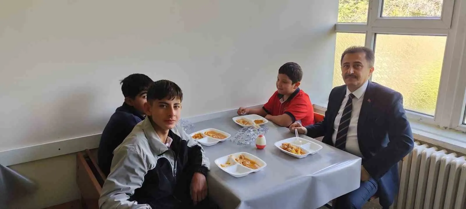 Müdür Keleş'ten okul ziyaretlerine samimi mola: Öğrencilerle aynı masayı paylaştı