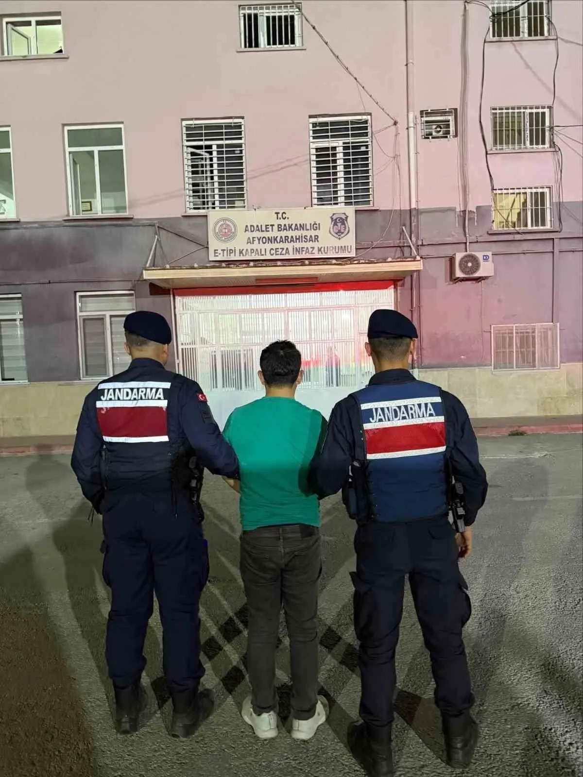 Afyonkarahisar'da jandarma nefes aldırmadı: 15 kişi parmaklıklar ardında